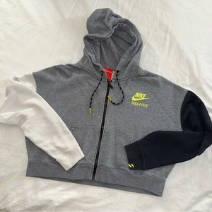Nike Women’s Cropped Zip Up Hoodie